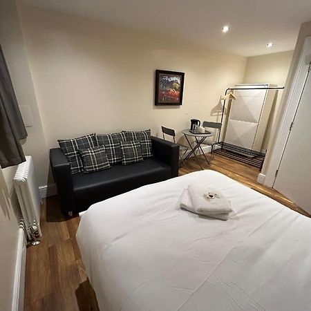 Modern Double Room With Sofa Единбург Екстер'єр фото