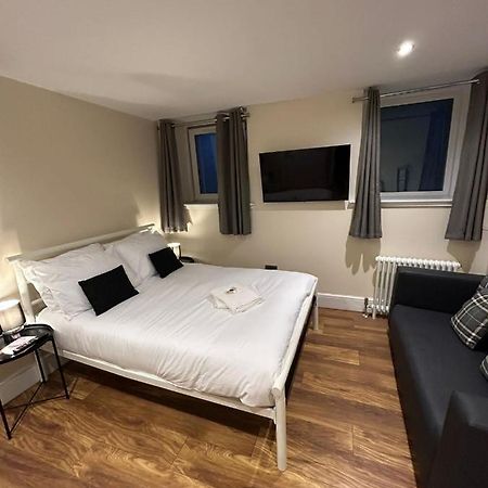 Modern Double Room With Sofa Единбург Екстер'єр фото