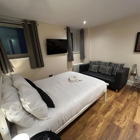 Modern Double Room With Sofa Единбург Екстер'єр фото