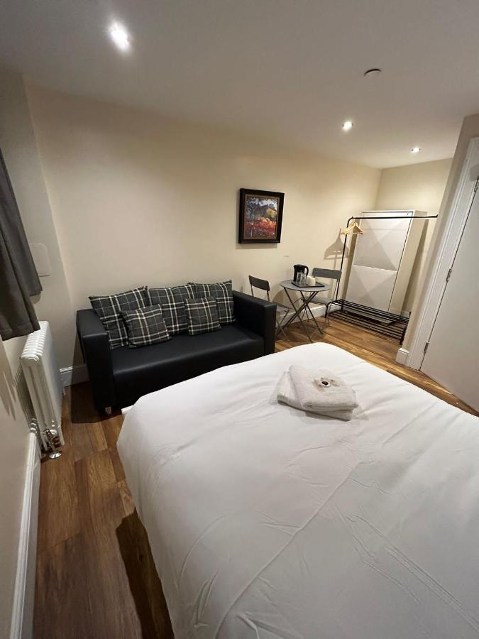 Modern Double Room With Sofa Единбург Екстер'єр фото
