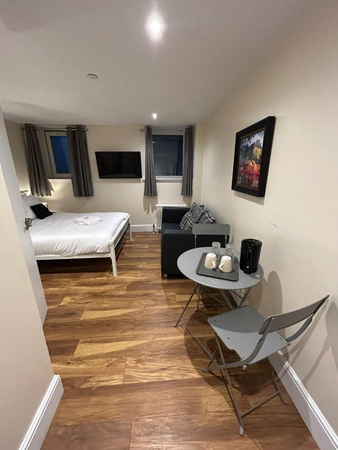 Modern Double Room With Sofa Единбург Екстер'єр фото