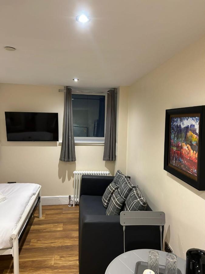 Modern Double Room With Sofa Единбург Екстер'єр фото
